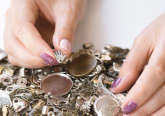 O femeie a înșelat mai multe bucureștence cu ritualuri religioase și le-a furat bijuteriile cu un șervețel. A fost (…)