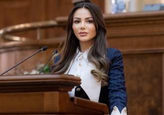 Senatoare, atacată cu o rangă de o femeie, în București! Agresoarea ar fi fosta soție a iubitului ei