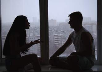 O tânără de 18 ani și-a înjunghiat iubitul, după ce i-a atins noua operație la nas. Tot ea ar fi chemat ambulanța. (…)