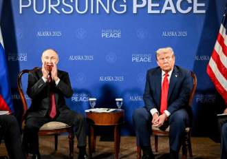 Donald Trump și Vladimir Putin, duel în roșu la summitul din Alaska! Ce au transmis, de fapt, prin cravatele lor