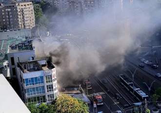Incendiu puternic în București! Flăcările au cuprins un comercial din Capitală și s-au extins la terasa unui hotel