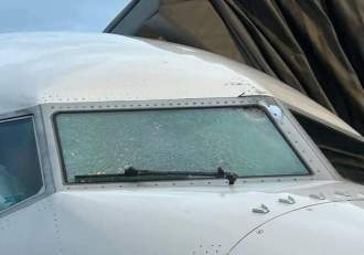 Avion cu 140 de persoane la bord, deviat de urgență! A fost lovit de un obiect neidentificat