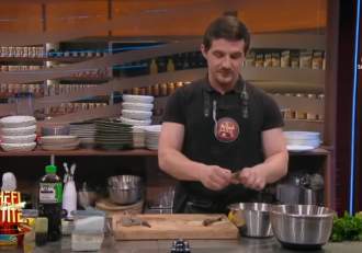 Chefi la cuțite, 30 noiembrie 2025. Sergiu Deac și-a găsit tatăl mort pe când avea 7 ani. Cum a început să gătească, (…)