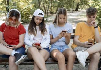 Telefobia, „boala digitală” a noii generații. Adolescenții evită apelurile vocale și preferă comunicarea scrisă