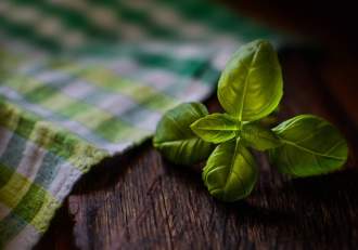 Când se pune busuioc sub pernă de Sfântul Andrei. Ritualul prin care fetele nemăritate își pot afla ursitul