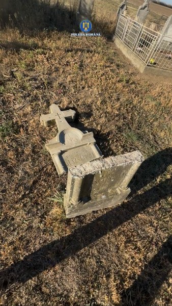 Morminte distruse într-un cimitir din Arad. Patru minori sunt bănuiţi de profanare