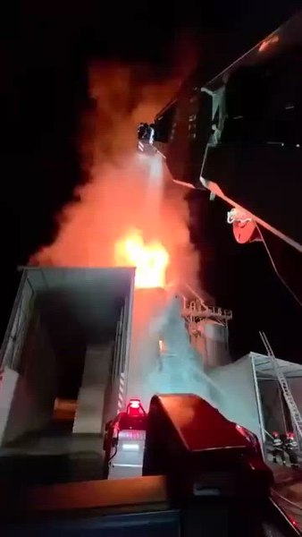Incendiu violent în Tulcea. Flăcările au izbucnit la un uscător de cereale