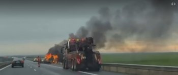 Panică pe autostradă! O ambulanță privată a luat foc, după ce a căzut de pe o platformă