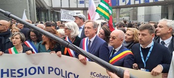 EXCLUSIV FOTO. Emil Boc, în primul rând la protestul primarilor orașelor europene la Bruxelles. Apără politica de (…)