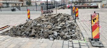 Atenție, se sparge! Pavajul din Centrul Civic a fost spart: canalizarea parcării din jurul catedralei nu (…)