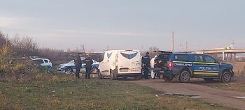 UPDATE Cadavrul unui bărbat, găsit într-o mașină arsă, la ieșirea din Oradea spre Sântandrei. Acesta era șofer de Bolt