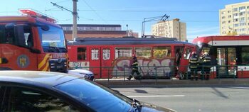 Patru răniţi după ce un tramvai gol a plecat singur din depou și a lovit un tramvai cu călători, la Arad