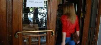 Angajații din primării din toată țara intră în grevă, după măsurile anunțate de Guvernul Bolojan