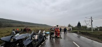Două persoane și-au pierdut viața după ce un camion s-a răsturnat peste o mașină