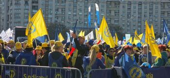Mii de sindicaliști, aduși cu autocarele din țară, protestează la Guvern: „România, trezește-te!” (…)