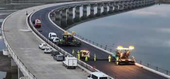 Autostrada Transilvania, tot mai aproape de finalizare: a început asfaltarea viaductului de la Suplacu de Barcău
