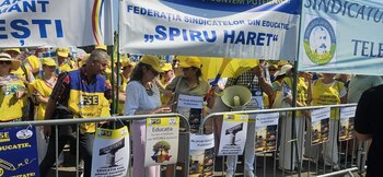 Ministrul Educaţiei cere profesorilor să protesteze mai cu stil, „fiindcă societatea se uită la noi”