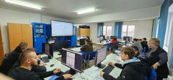 VIDEO EXCLUSIV Profesorul care îi provoacă pe tineri să își construiască propriul chatbot: „Dacă refuzi să o (…)