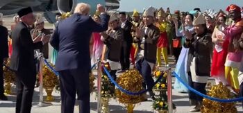 Trump dansează pe covorul roșu, la sosirea în Malaezia (Video)