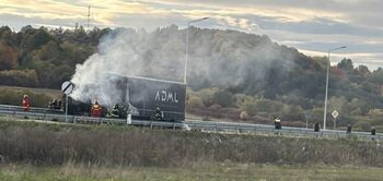 Un camion aflat în mers a fost cuprins de flăcări pe Centura Beiuș