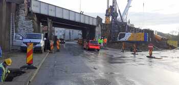 UPDATE Blocaj pe trotuarele de sub podul CFR de pe strada Louis Pasteur. Trotuarul a fost deschis