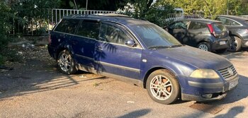 „Era goală de la brâu în jos