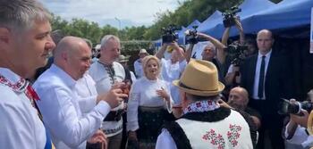 La Broșteni, nu a stat de vorbă cu localnicii. Peste Prut, Bolojan ciocnește și petrece la Festivalul Tezaur (…)