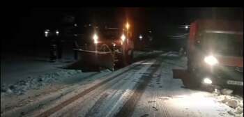 Drumarii intervin în zonele montane, pentru curăţarea carosabilului / La altitudini mari ninge şi temperaturile sunt (…)