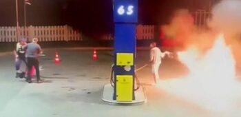 Panică într-o benzinărie: un bărbat a dat foc unei pompe, a rănit un angajat, apoi a amenințat că se sinucide