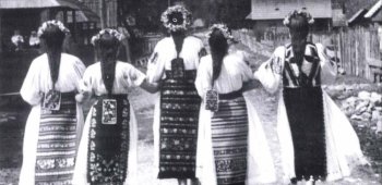 Cum să-ți faci părul ca o româncă autentică. Pieptănăturile și împletiturile tradiționale românești și balsamul (…)