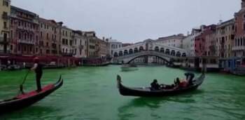 Greta Thunberg, interdicție de a intra în Veneția după ce a vopsit Canalul Mare în verde