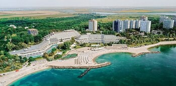 Amintiri de la Neptun: „Datorită lui Păunescu ni s-a permis accesul la unica discotecă pe valută“