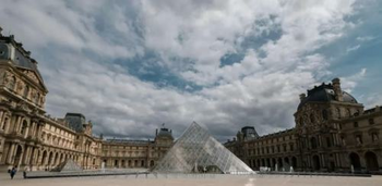 Muzeul Luvru din Paris a fost închis după un jaf, a declarat ministrul francez al culturii