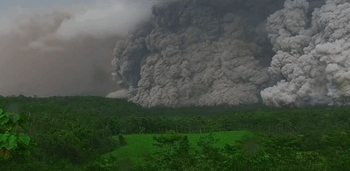 Alertă maximă în Indonezia, după erupția unui mare vulcan. Un nor de cenușă de doi kilometri a acoperit muntele. (…)