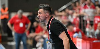 George Buricea, suspendat după ce a lovit un jucător în timpul meciului. Ce decizia a luat clubul unde e legitimat (…)