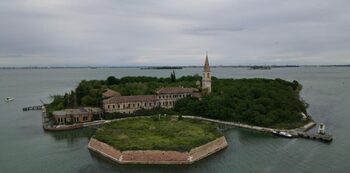O insulă a Veneţiei, părăsită de 50 de ani, va deveni un parc urban destinat exclusiv localnicilor
