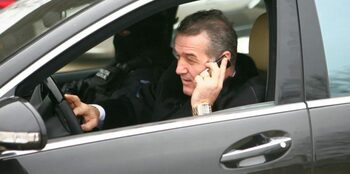 Gigi Becali a dat în trafic peste fostul jucător de la FCSB! Cum a decurs întâlnirea surprinzătoare de la semafor. (…)