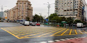 Marcaj „Nu blocați intersecția”, introdus la Piața Victoriei pentru fluidizarea traficului din Capitală