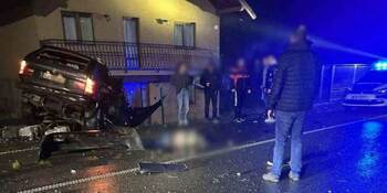 Un șofer vitezoman a murit după ce a lovit o casă și un stâlp