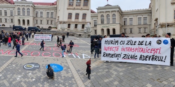 PROTEST emoționant în centrul Iașiului, după tragedia celor 7 copii, de la Spitalul de Pediatrie. Oamenii vor (…)
