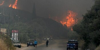 Incendii devastatoare în Grecia: mii de oameni evacuați. Pompieri români, trimiși în ajutor