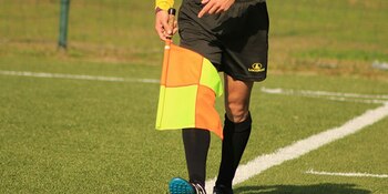 Comportament josnic în România: un fotbalist și-a dat jos chiloții în fața arbitrului, l-a scuipat, agresat și umilit