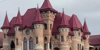 Povestea celui mai bogat sat din Ucraina, aflat la graniţa cu România. Paradoxul castelelor din Nyzhnia Apșa