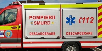 Un tânăr a murit după ce s-a izbit cu maşina de un TIR, într-o curbă periculoasă pe DN 7