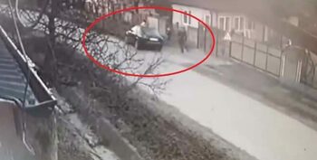 12 ani de închisoare pentru bărbatul care i-a izbit intenționat cu mașina pe un vecin și pe fiul de 2 ani al acestuia