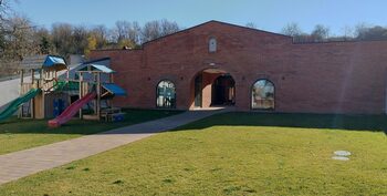 Grădiniță nouă în Sălacea: tradiția pivnițelor reinterpretată într-un spațiu modern pentru preșcolari