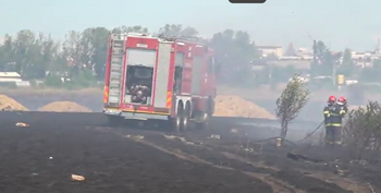 Flăcări în apropierea Aeroclubului Craiova. Casele localnicilor, în pericol