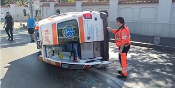 O ambulanţă în misiune s-a răsturnat după impactul cu o altă maşină