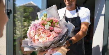 (P) Românii plecați în străinătate trimit tot mai des flori în țară: un gest care a devenit o formă de apropiere la (…)