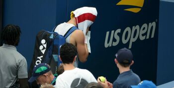 Nu s-a învățat minte! Revenit în circuit după suspendarea pentru blaturi, un tenismen cunoscut s-a retras când (…)